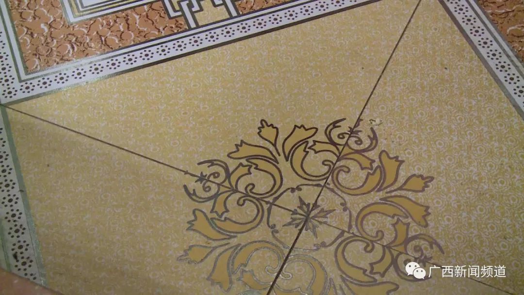 發(fā)熱地木地板_紅果樹(shù)自發(fā)熱地板_奔象自發(fā)熱地板