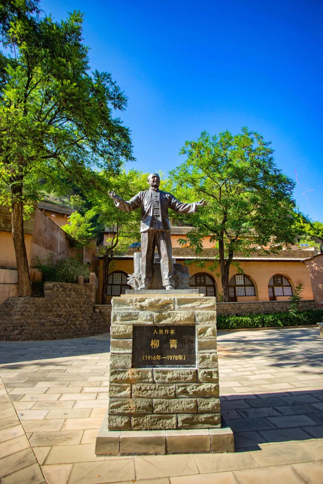 不如见一面,在柳青文化园书本上墨染纸张的纹路镌刻下文学大家的身影