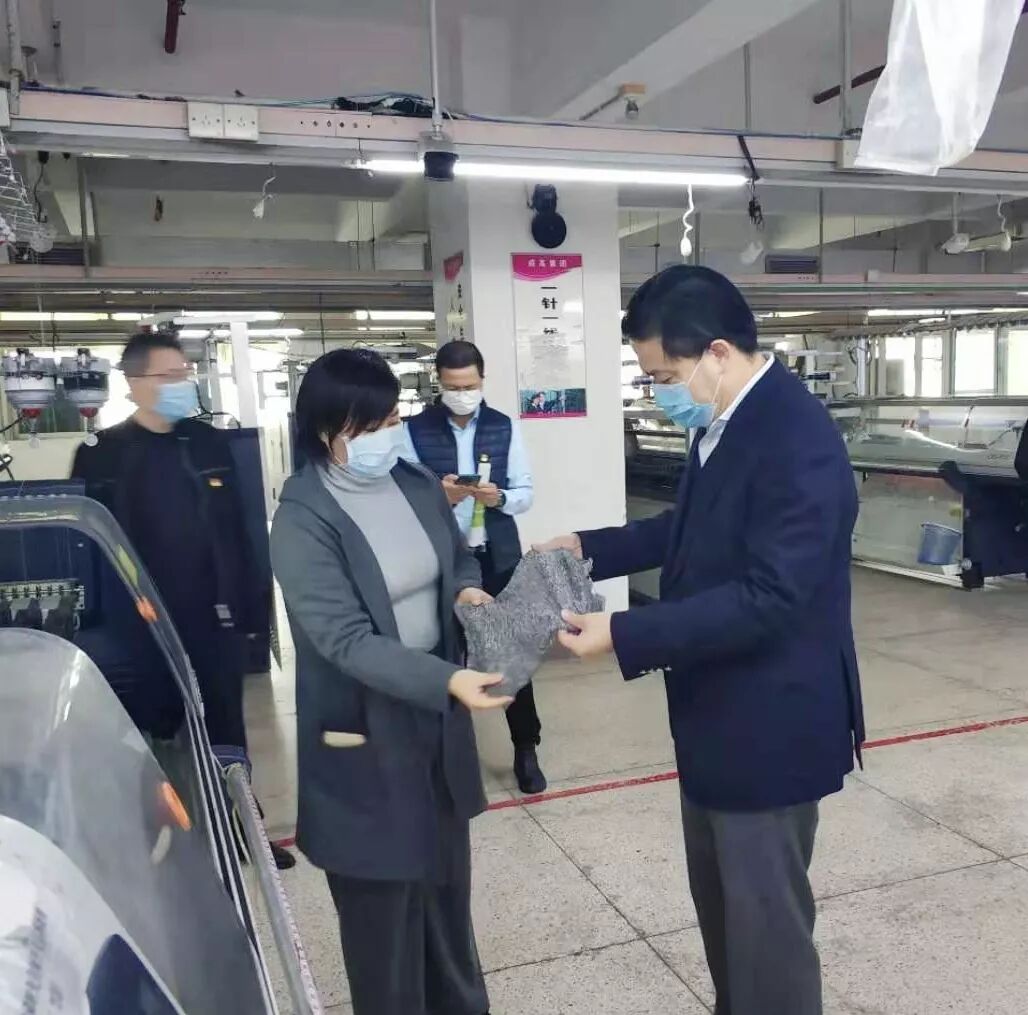 高新区党委副书记,管委会主任林锡波同志一行来到韵高时装有限公司