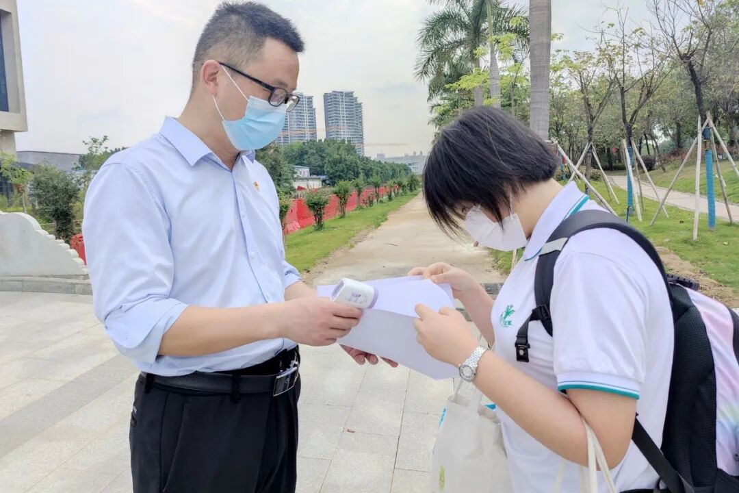 同学,请出示你的绿码▼▼▼培英中学云城校区云城校区01复课第一课吧!
