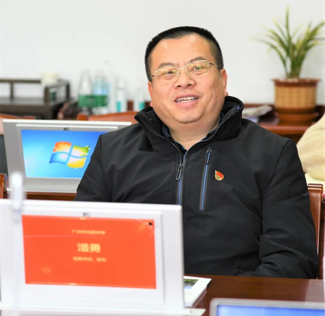 我校潘勇校长,刘伟善副校长参加会议,教师发展中心郑飞卡副主任主持