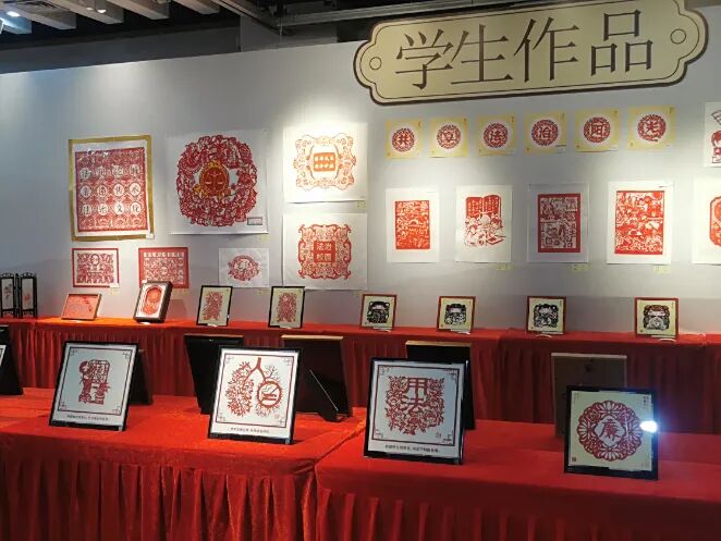 12月2日，汕头学生制作的剪纸作品在“法润鮀城·非遗传承法治文化”非遗法治作品展展示。.jpg