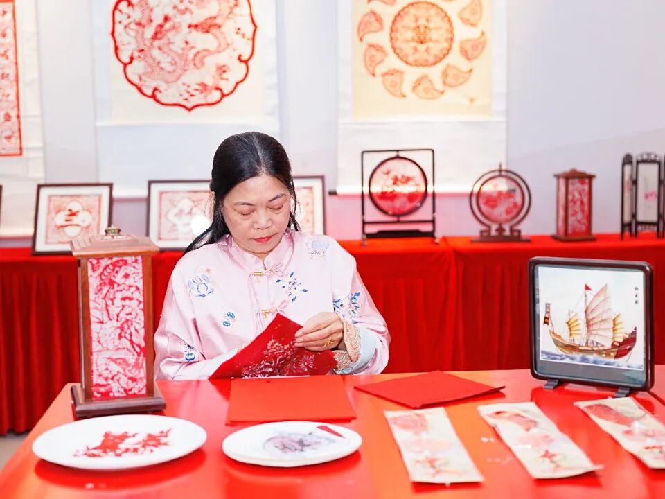 12月2日，汕头剪纸项目传承人陈雁淑在“法润鮀城·非遗传承法治文化”非遗法治作品展现场剪纸。.jpg