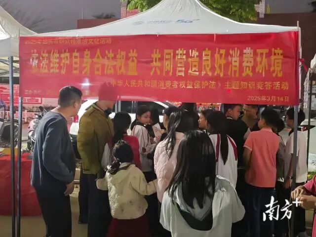 普法服务台聚焦民生关切，为基层群众送上“法治及时雨”。
