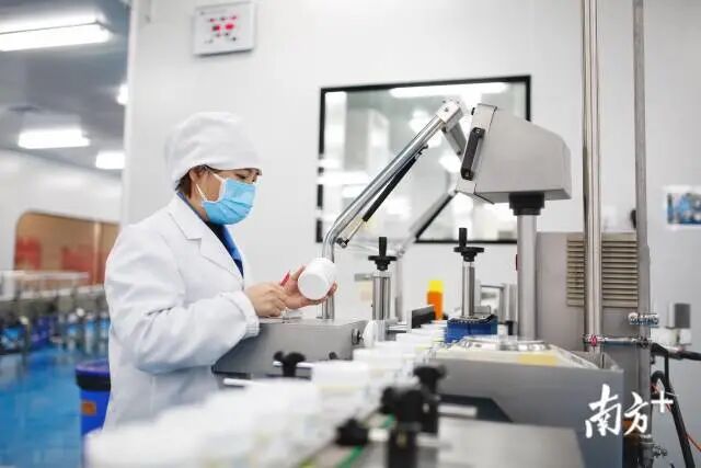 考场式饭堂、单人隔离房，完美有序恢复产能