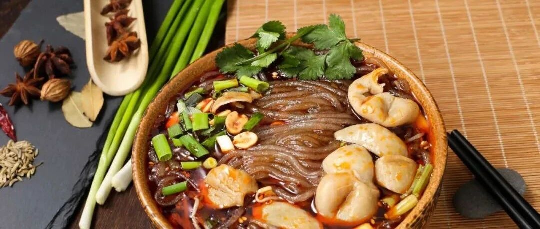 逛东门市井，别忘了整一碗肥肠粉