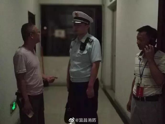 学生寝室煮火锅网上显摆 “最强宿管”现场“查寝”