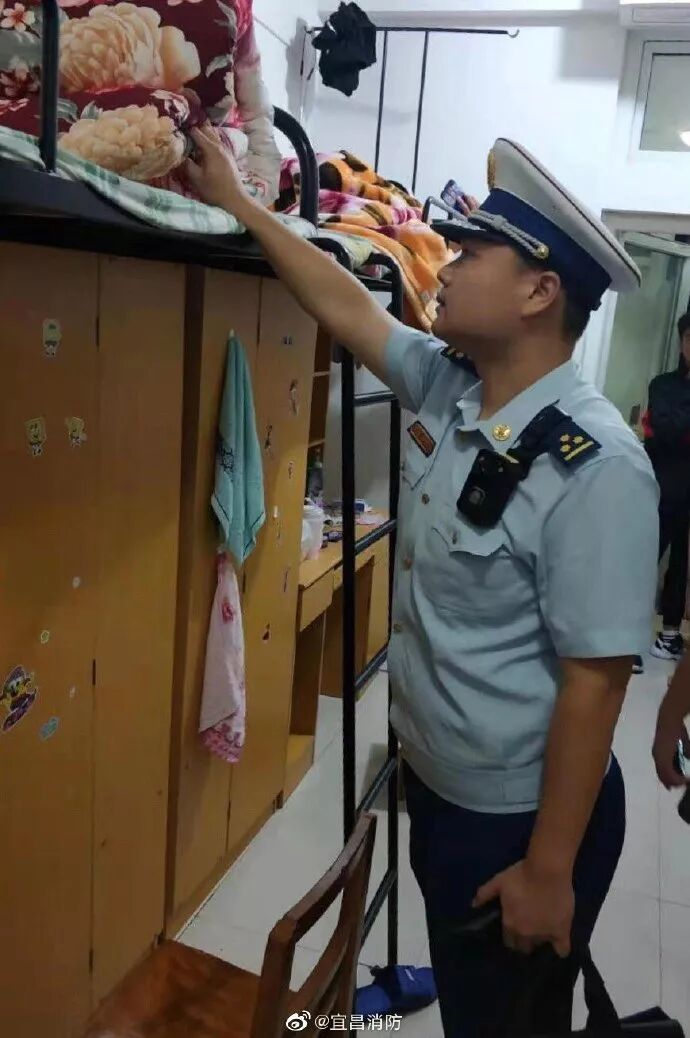 学生寝室煮火锅网上显摆 “最强宿管”现场“查寝”