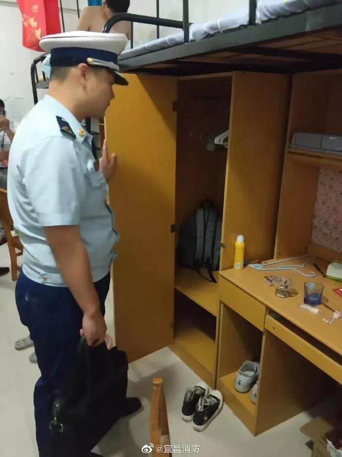 学生寝室煮火锅网上显摆 “最强宿管”现场“查寝”