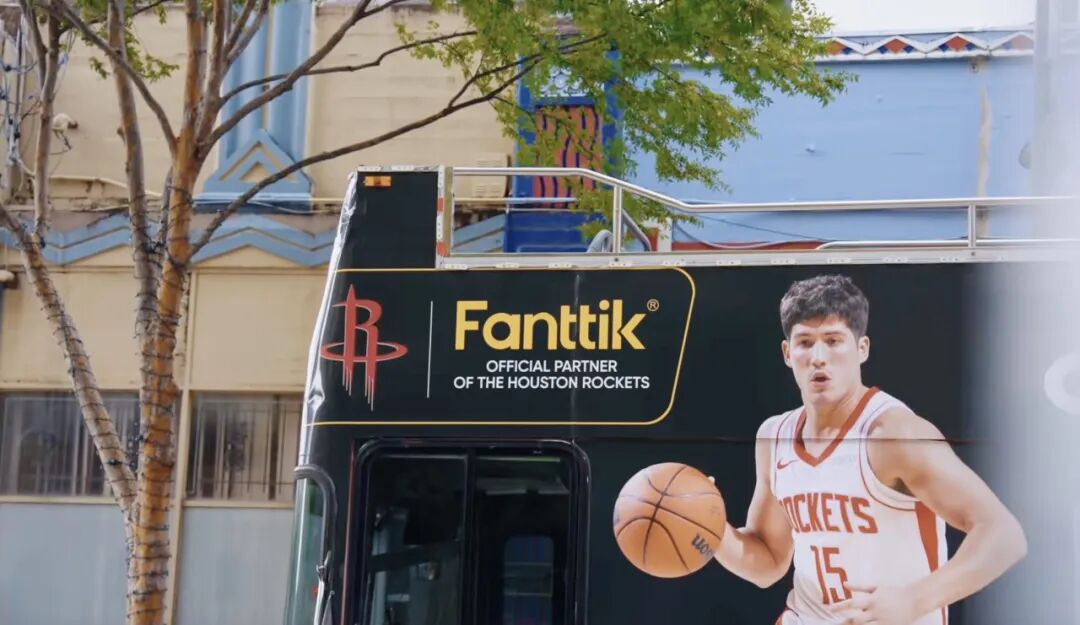 Fanttik出现在美国街头的大巴车上