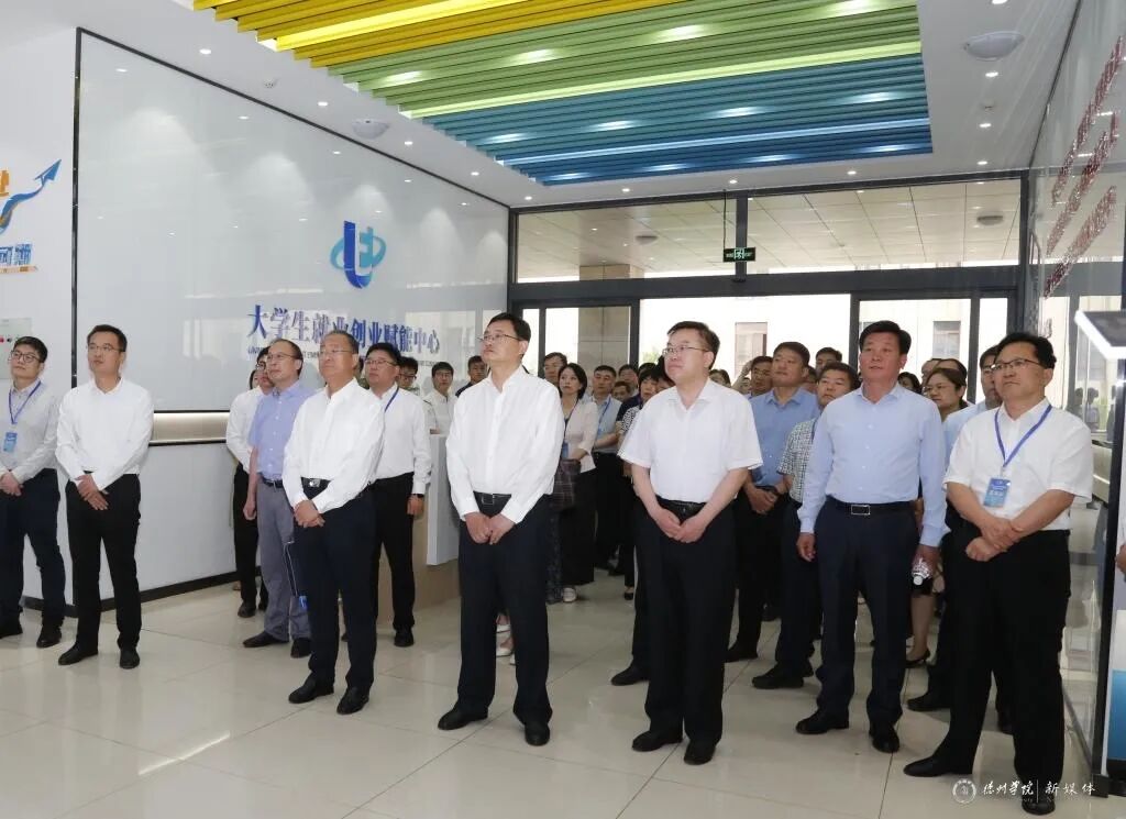 科技职业学院副校长张振东围绕建设大学生就业创业赋能中心作交流发言