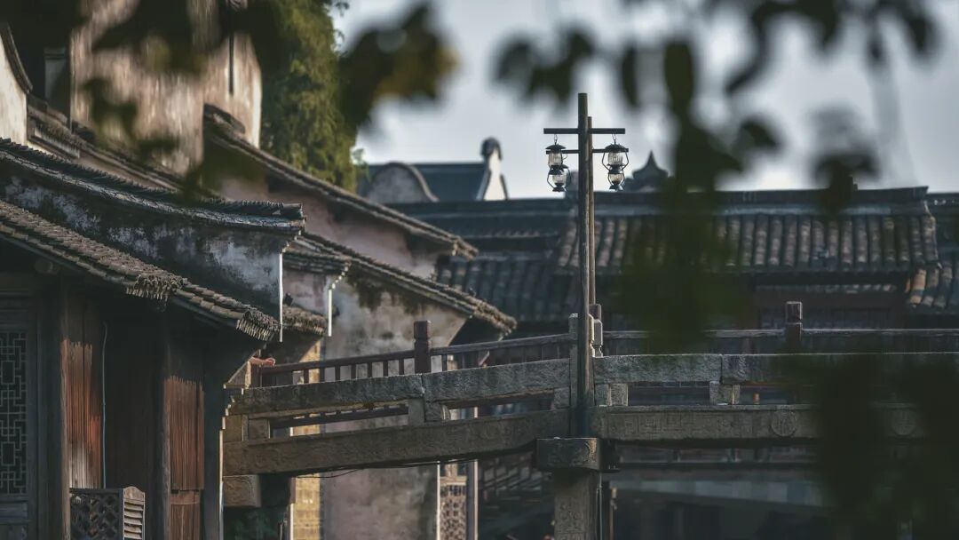 最佛系的江南小城藏不住了！凭“中国最美火车站”爆火，2.6亿网友心动：想去打地铺！