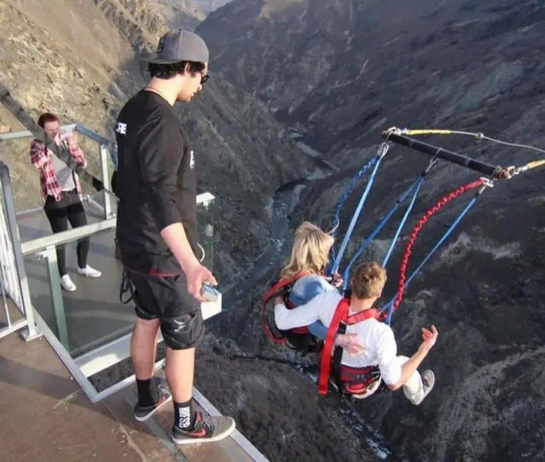 世界最孤独的国家，方圆1600公里没有邻国，一年放假140天，钱多到花不完，风景美如天堂