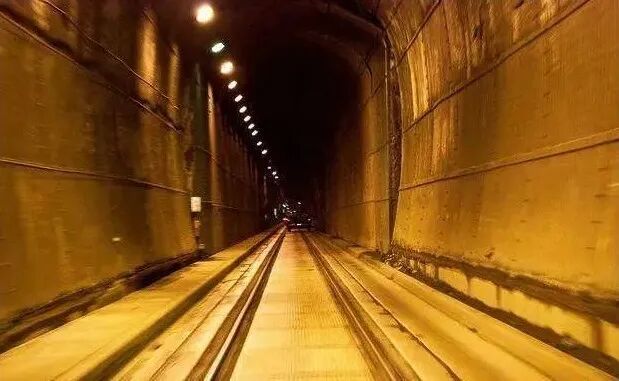 全球最孤独的小镇，街上没有人，全镇300人挤在一栋楼，闭门不出，唯一酒吧是中国人开的