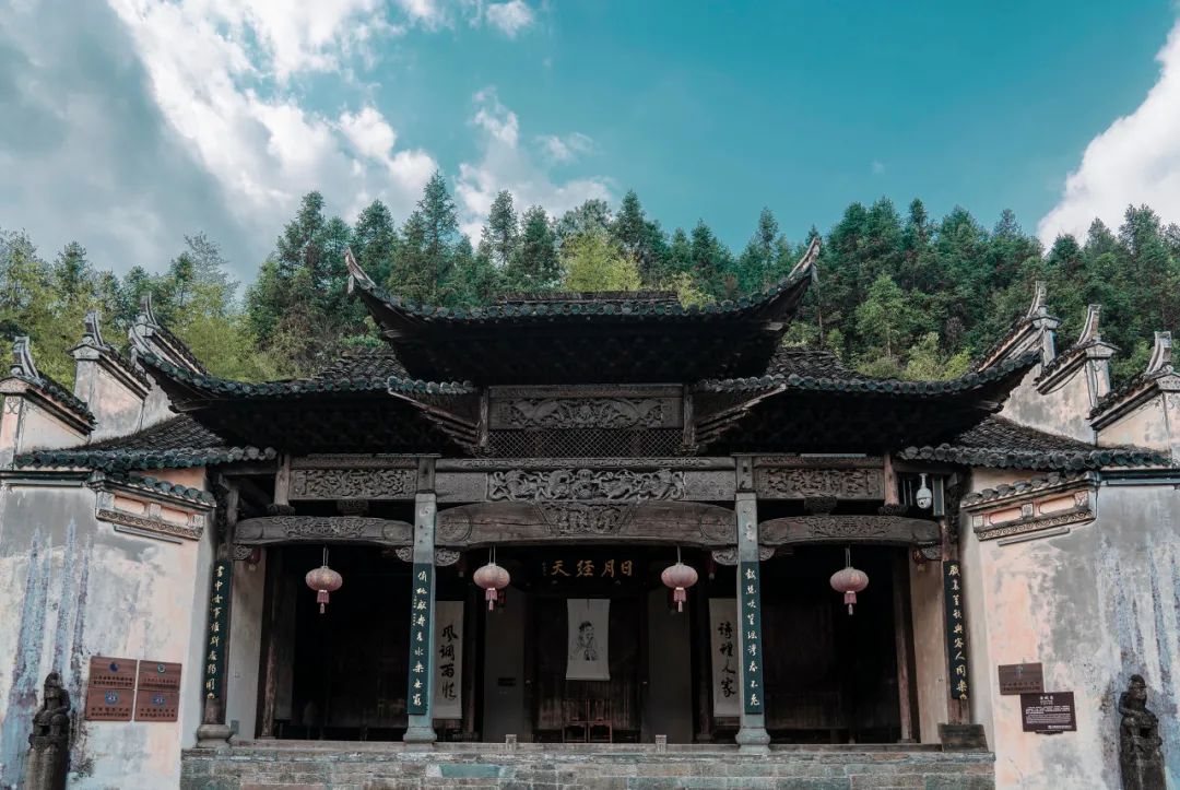 高铁直达！别去婺源挤了，这座花费26亿元打造的江西绝美古村，现实版的千与千寻，太仙了