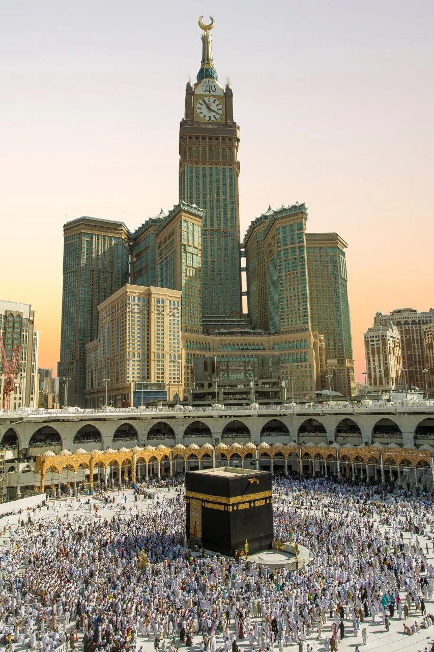 但其中最负盛名的还属【麦加大清真寺】麦加四周群山环抱,景色壮丽