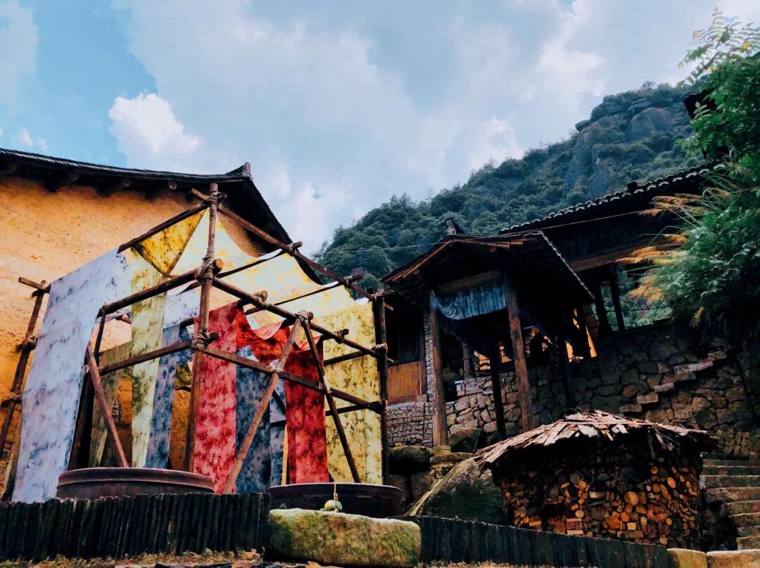 高铁直达！别去婺源挤了，这座花费26亿元打造的江西绝美古村，现实版的千与千寻，太仙了