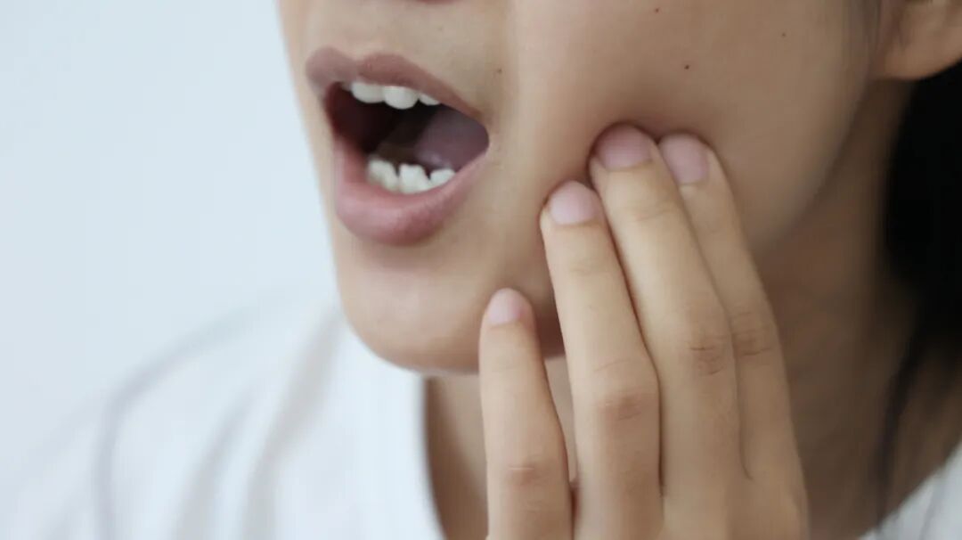 牙科怎么治疗牙齿疼痛难忍，怎么办？牙科医生：学会这3个治疗方法，或可帮你解决牙痛问题_https://www.jmylbn.com_新闻资讯_第1张