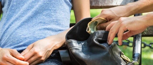 大学生连外卖都偷，这个社会还有底线吗？