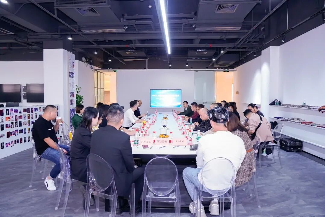 2021广东服装原创设计供应链对接会在大浪时尚小镇召开 资讯 档口微信二维码及货源实拍