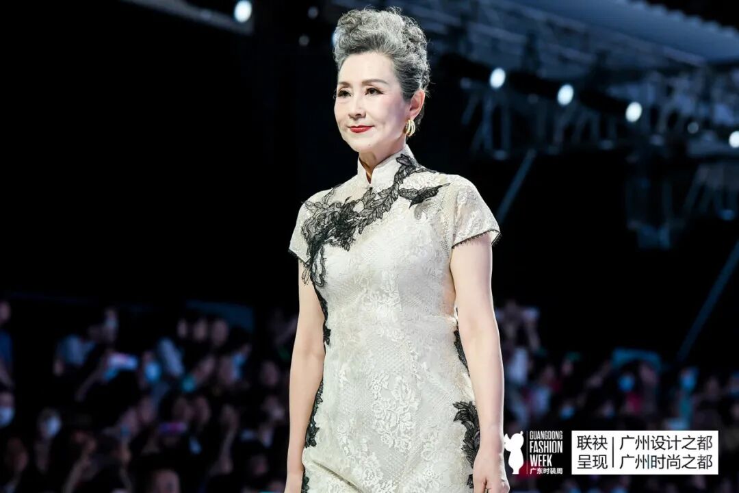 一场时髦的新中式秀，见证旗袍里的文化自信！ 资讯 档口微信二维码及货源实拍