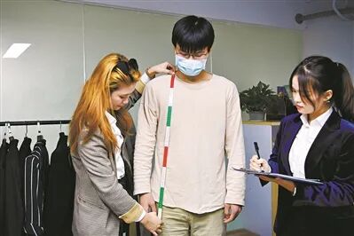 广州日报：半定制受青睐 服装按需智造 资讯 档口微信二维码及货源实拍