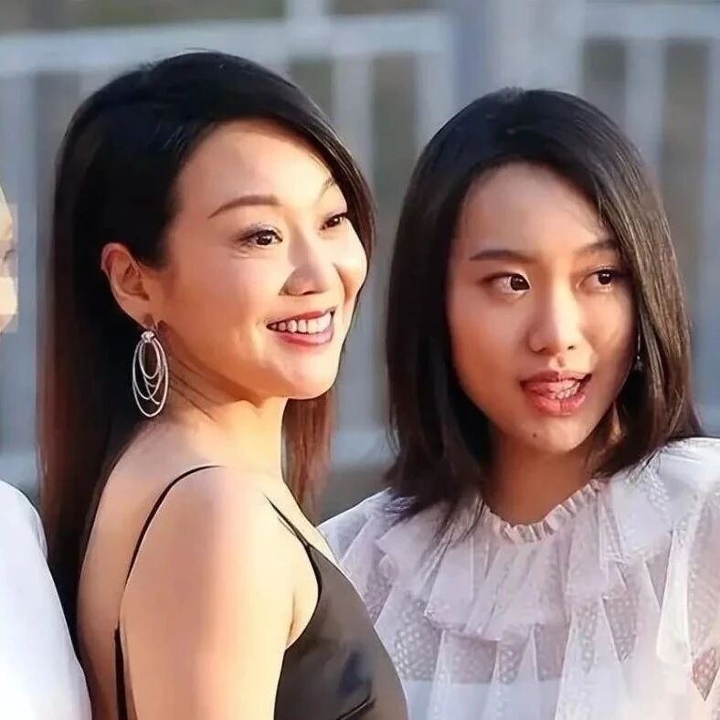 闫妮邹伟分手19年:他再婚生子很幸福,她带着闺女,感情仍是个谜