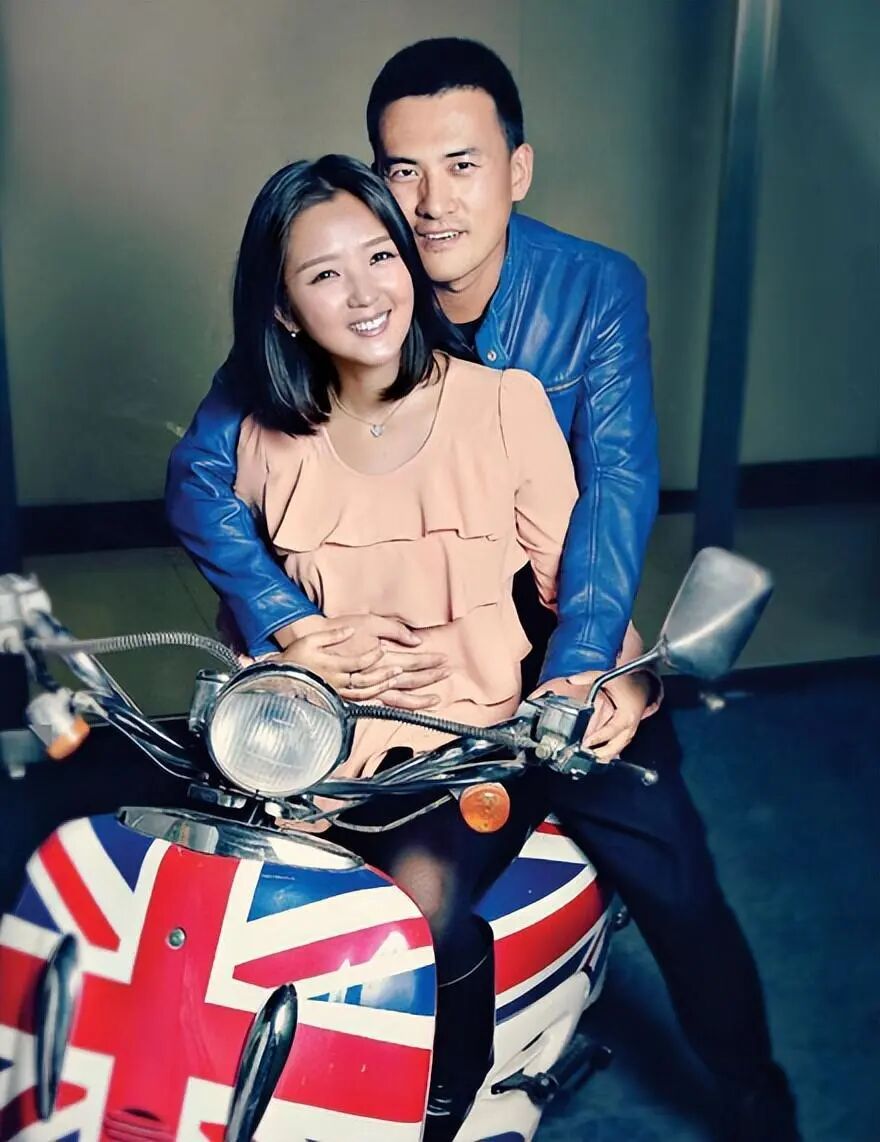 释小龙何洁分手11年后，一个身家过亿，一个捉襟见肘