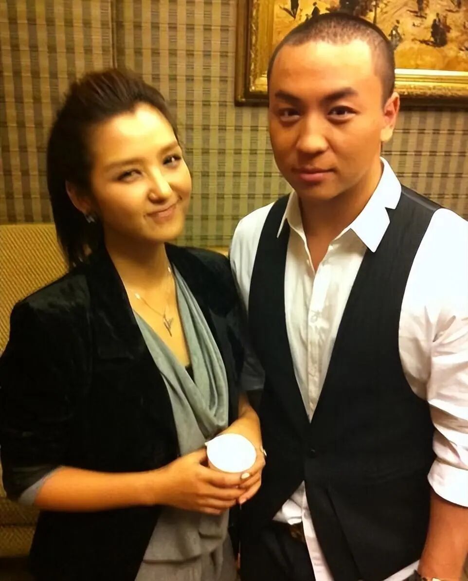 释小龙何洁分手11年后，一个身家过亿，一个捉襟见肘