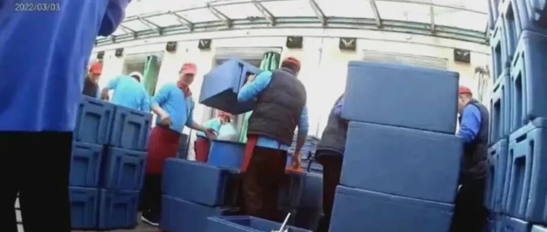 天津一学校配餐公司被爆脏乱差 官方：吊销营业执照，多人被问责