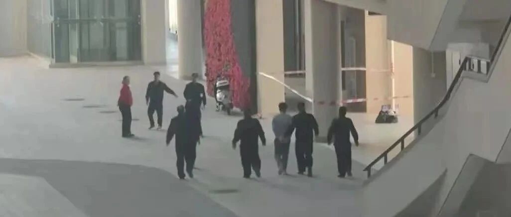 高校一男生上课时朝女生泼硫酸，警方通报：因矛盾纠纷3人受伤