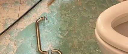 精装的浴室玻璃门“自爆”，花季少女险毁容