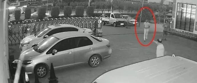 男孩从4楼坠下，他一路飞奔徒手接住了