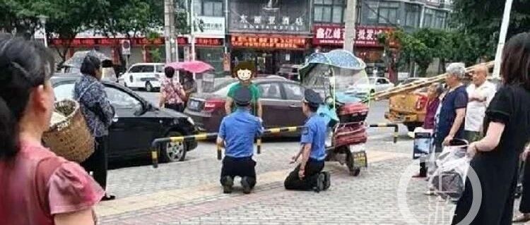 四川绵阳城管向商贩下跪 官方：正在调查