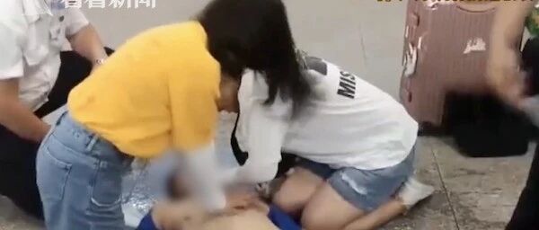 两医学生跪地救人无效遭恶评，逝者家属发声