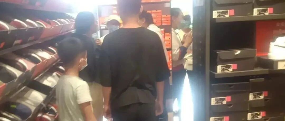 9岁男孩逛耐克遭歧视？农民工父亲发声→