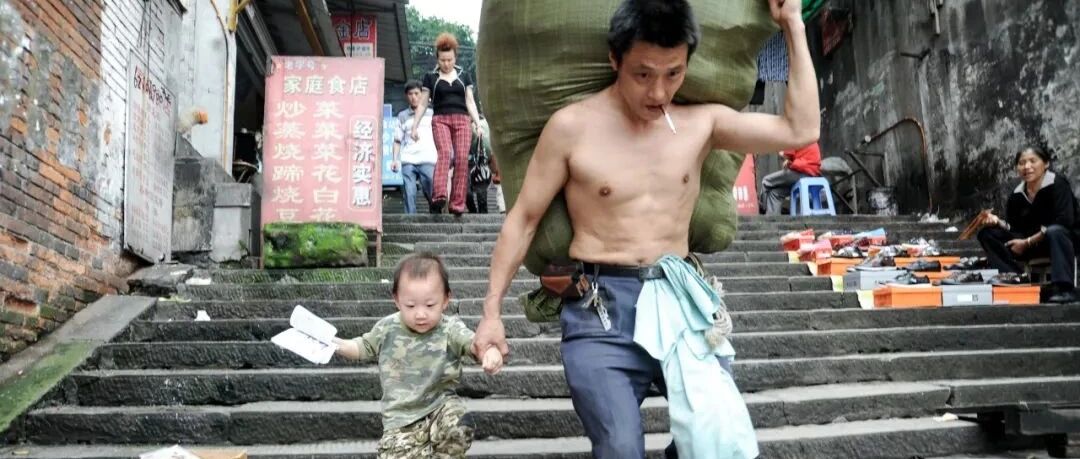 这张照片曾火遍全国，如今他的故事比照片更动人