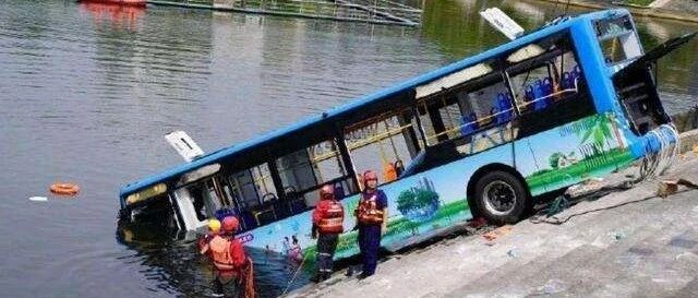 因对拆迁不满蓄意报复社会，贵州坠湖公交司机该被同情？