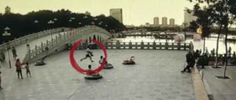 只因多看了一眼，他狂奔50米救出溺水女孩