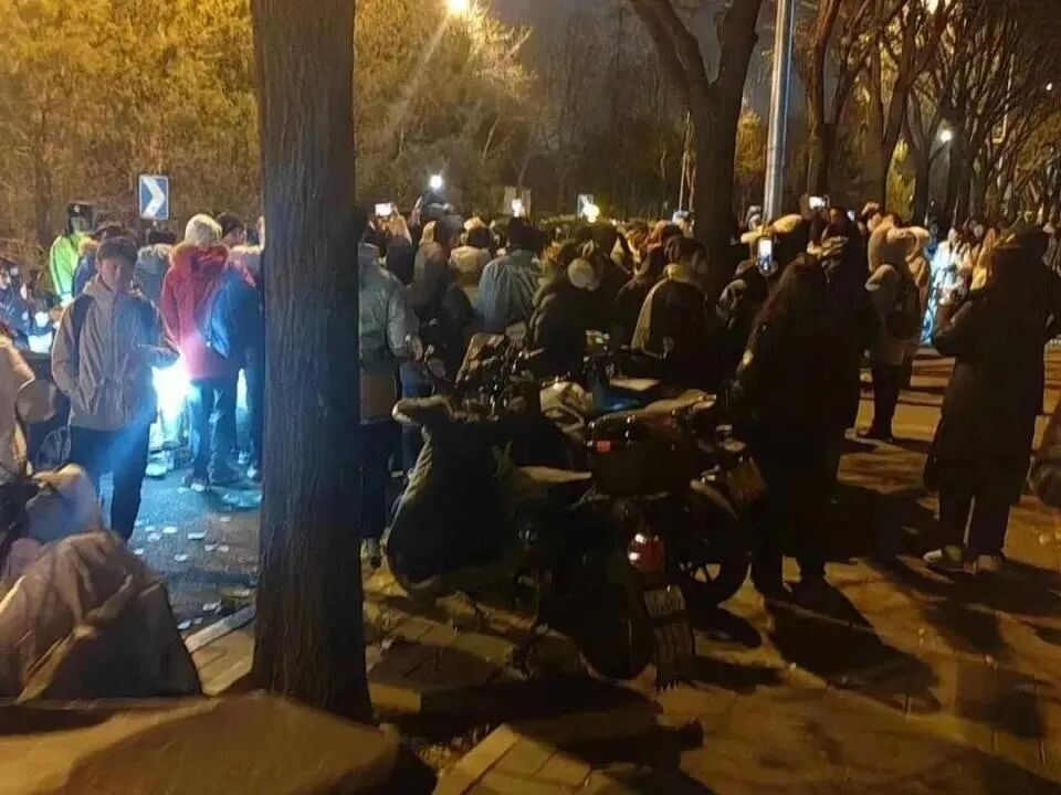 清北人三大高校轮番争抢，“鹅腿阿姨”凭啥爆火？