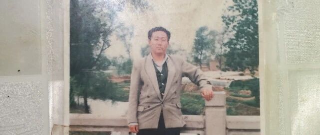 45万天价停尸费背后：教师21年前深夜神秘车祸离奇死亡，太阳穴有明显凹陷