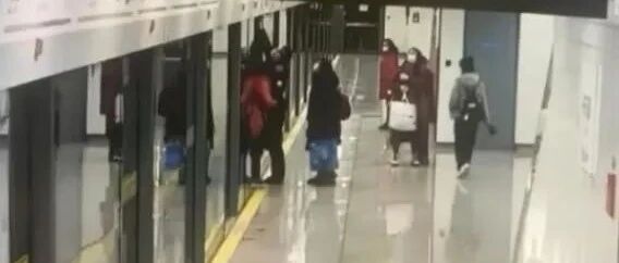 女子被地铁门夹住身亡，上海地铁通报：全力配合调查