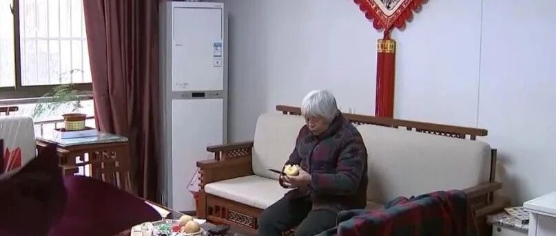 泪目！七旬母亲洗碗十年，为已故儿子还清债务