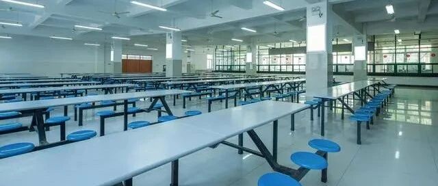 “长毛馒头”、“饭中生蛆”！家长质疑学校食堂卫生被刑拘？