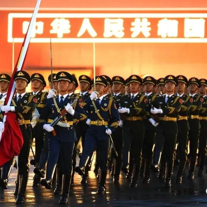 升国旗，奏国歌！数万人欢呼同一句话