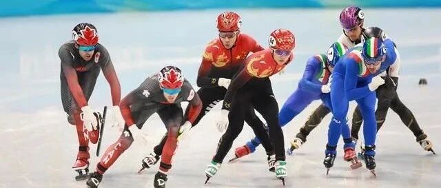短道速滑接力中国队员摔倒 王濛：别慌 踢刀了 能判进
