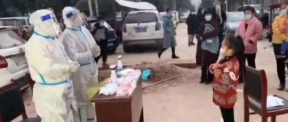 家长放音乐，孩子核酸现场为防疫者跳舞引争议！网友吵翻了