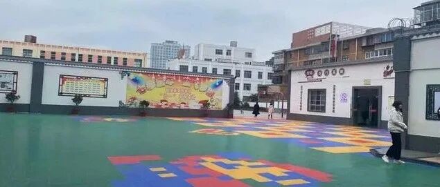 7岁女孩在学校宿舍内遭性侵，学校：校内监控被覆盖，正配合警方恢复