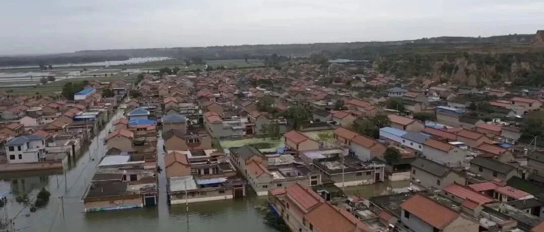 为抵御洪水村民连设三道防线，最终“家还是淹了”