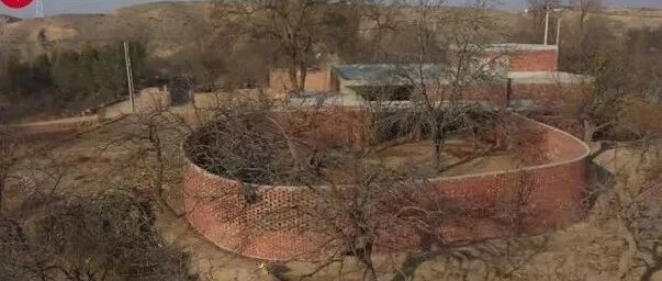 花农民132万元建了个“毛坯房”？知名节目被骂惨；房主回应